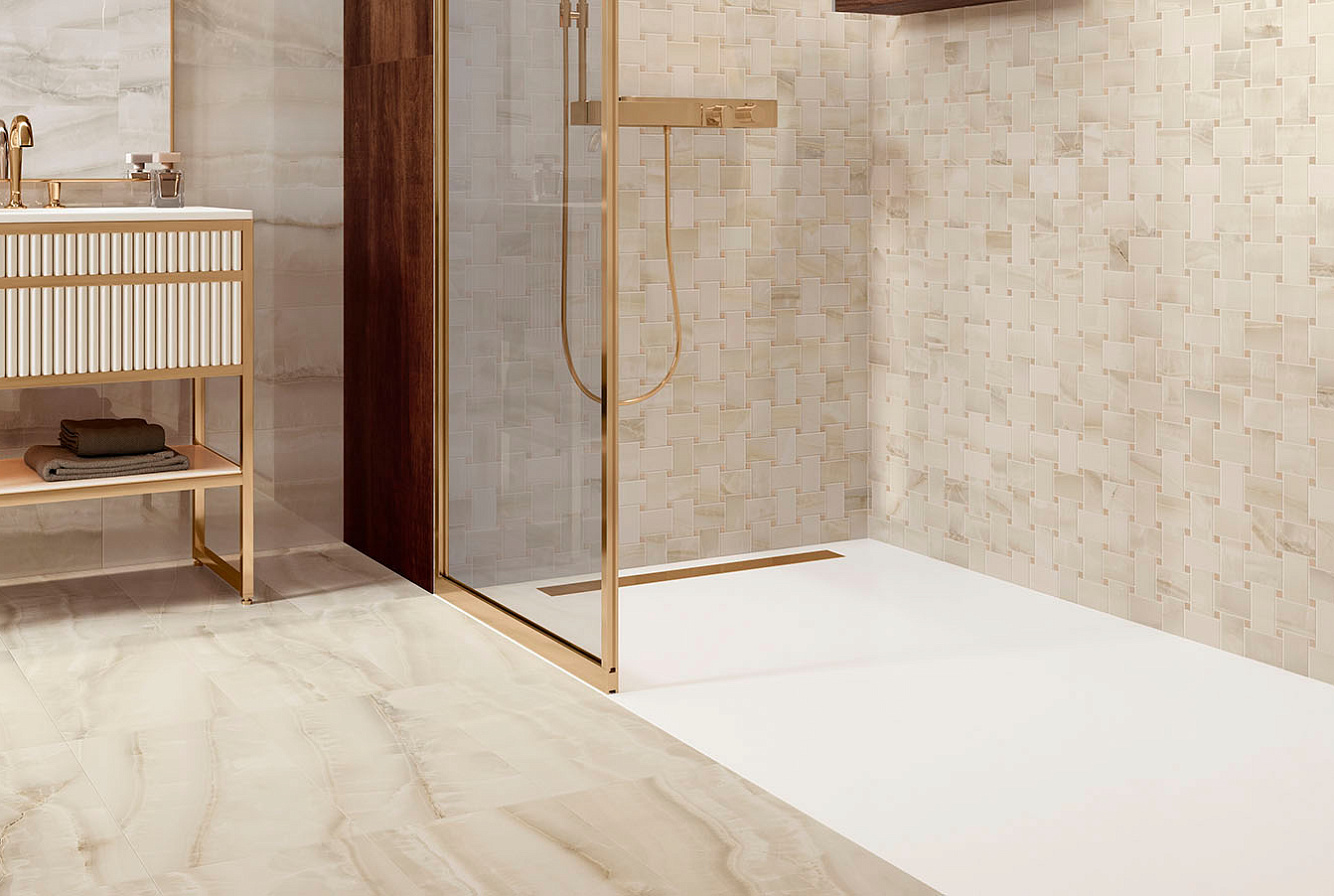 FLOOR: AKOYA AVORY / WALL: AKOYA IVORY KRYSAL / MAXI RETE IVORY KRYSTAL
