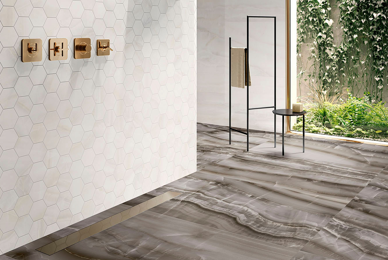 FLOOR: AKOYA OCEAN / WALL: AKOYA WHITE KRYSTAL / MAXI CLASS WHITE KRYSTAL